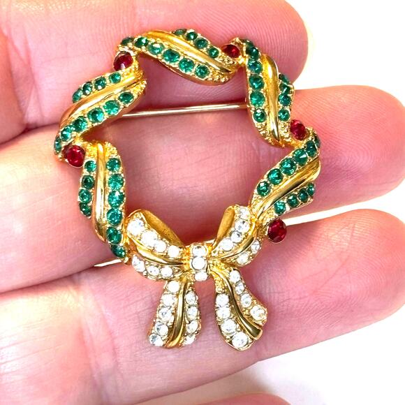 Vintage Monet Christmas brooch gold with green red white rhinestones wreath pin - Picture 7 of 7